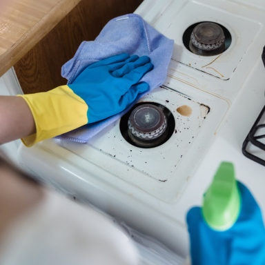 women cleans cooker